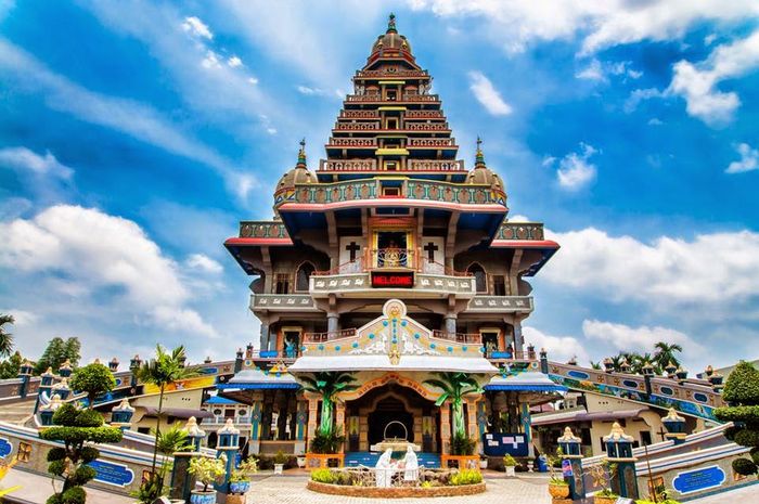 5573_indahnya-bangunan-gereja-maria-annai-velangkanni-yang-mirip-dengan-kuil-india-foto-wikipediaorg.jpg